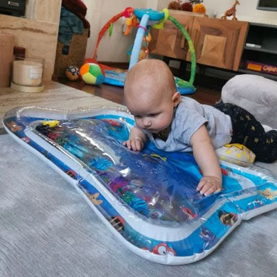 Tapis-d'eau-carre-bebe-regarde