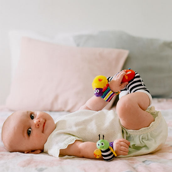 hochet-bebe-pied-bras-curieux